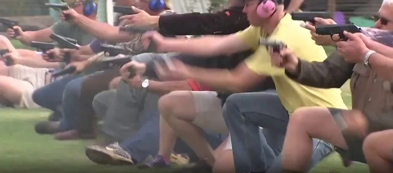 Στα όπλα η λευκή μειονότητα της Νότιας Αφρικής – Καλούνται να υπερασπιστούν τις περιουσίες τους (Βίντεο)